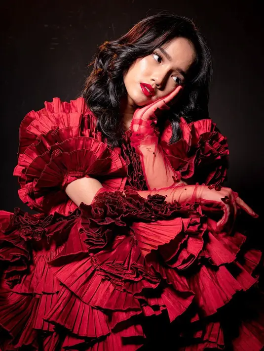 Gaya pemotretan Fuji ini sukses menjadi sorotan warganet. Tak sedikit yang menyebut jika Fuji terlihat lebih dewasa dari biasanya. (Instagram/fuji_an).