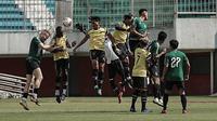 Laga uji coba antara PSS Sleman melawan AHHA PS Pati FC di Stadion Maguwoharjo, Sleman, Sabtu (26/6/2021) pagi. (Dok PSS)