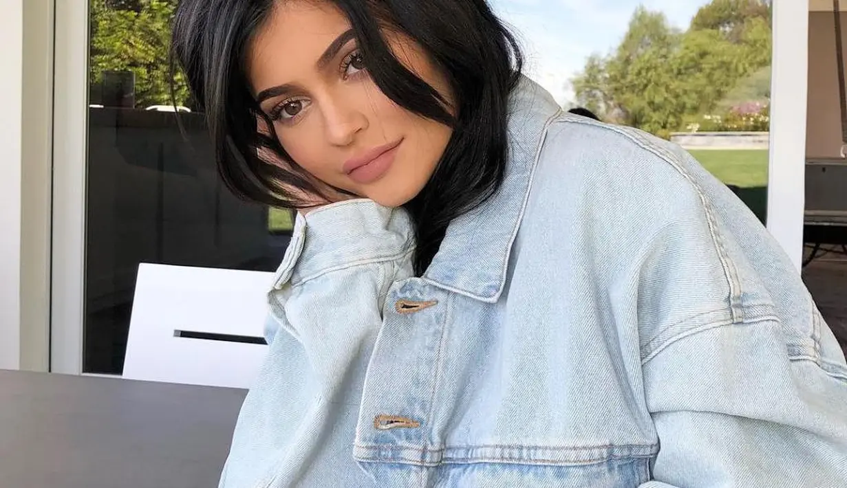 "Kamu hamil?!" taya Kylie Jenner yang hanya bisa terlihat lewat layar telepon genggam. (instagram/kyliejenner)