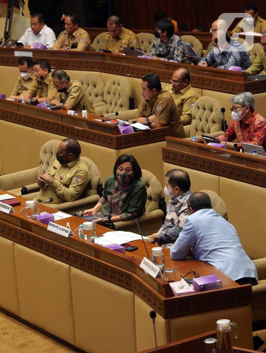Menteri Keuangan Sri Mulyani (kedua kiri) dan Kepala Bappenas Suharso Monoarfa (kedua kanan) saat rapat kerja dengan Komisi II di Kompleks Parlemen MPR/DPR-DPD, Senayan, Jakarta, Selasa (28/6/2022). Komisi II DPR dan pemerintah menyepakati penentuan ibu kota untuk tiga daerah otonomi baru (DOB) Papua yang diatur dalam tiga rancangan undang-undang. (Liputan6.com/Angga Yuniar)