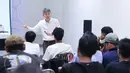 Ketua Komite Wasit PSSI, Yoshimi Ogawa, memberikan pemaparan dalam acara Refeering Workshop for Media yang digelar di Sekretariat PSSI Pers, Jakarta, pada Kamis (23/4/2026). (Bola.com/M Iqbal Ichsan)