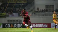 Pemain PSM, Guy Junior, saat melawan Mitra Kukar di Stadion Aji Imbut, Tenggarong, Minggu (7/10/2018). (Bola.com/Abdi Satria)