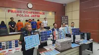 Subdit II Ditreserse Siber Polda Jatim meringkus komplotan pelaku tindak pidana ITE terkait judi online jaringan internasional dan sindikat pencucian uang terorganisir. (Liputan6.com/Ady Anugrahadi).