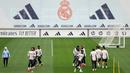Para pemain Real Madrid melakukan pemanasan saat berlatih menjelang pertandingan babak 16 besar Liga Champions 2024/2025 melawan Atletico Madrid di Real Madrid Sports City, Valdebebas, Spanyol, Senin (03/03/2025) waktu setempat. (AFP/Thomas Coex)