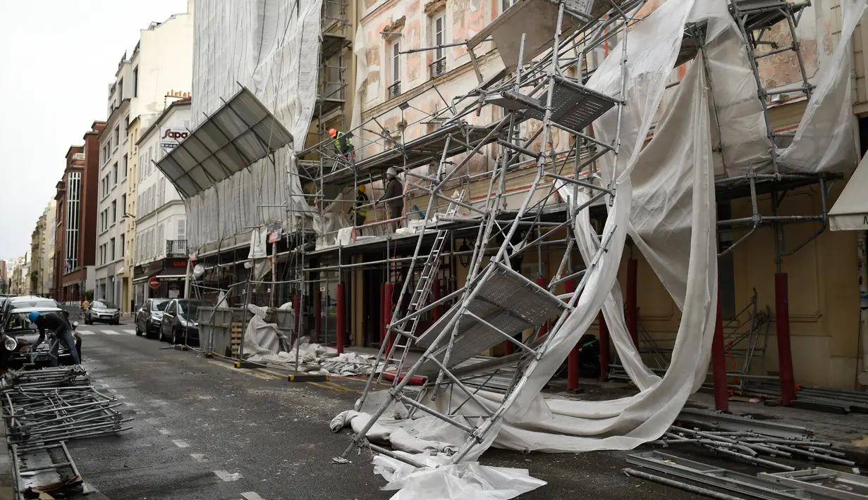 Kondisi tiang-tiang penyangga proyek bangunan yang berjatuhan usai diterjang angin kencang di Paris, Prancis (3/1). Tiang penyangga ini berjatuhan akibat terkena angin kencang dari badai Eleanor. (AFP Photo/Stephane De Sakutin)