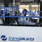 Bus listrik Transjakarta jelang uji coba di Kantor Pusat Transjakarta, Senin (6/7/2020). Layanan ini akan beroperasi setiap hari, mulai pukul 10.00-20.00 WIB dan berhenti di halte-halte Non-BRT di sepanjang rute Blok M hingga Balai Kota. (Liputan6.com/Faizal Fanani)