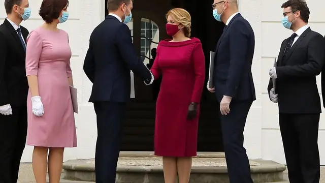 Potret Presiden Slovakia yang tetap stylish meski kenakan atribut pencegahan penularan virus corona