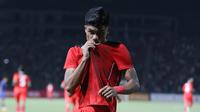 Selebrasi striker Timnas Indonesia U-22, Ramadhan Sananta setelah mencetak gol kedua ke gawang Thailand pada laga final cabor sepak bola SEA Games 2023 di National Olympic Stadium, Phnom Penh, Kamboja, Selasa (16/5/2023). (Bola.com/Abdul Aziz)