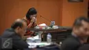 Elfida Pangaribuan menangis saat hadir bersaksi membela suaminya, hakim Pangeran Napitupulu dalam persidangan di Majelis Kehormatan Hakim (MKH) , Jakarta, Rabu (4/1). (Liputan6.com/Faizal Fanani)