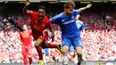 Bek Chelsea, Tomas Kalas (kanan) menahan laju serangan Liverpool yang dibangun Raheem Sterling saat berlaga di lanjutan Liga Primer Inggris, Minggu (27/4/2014). (REUTERS/Darren Staples)