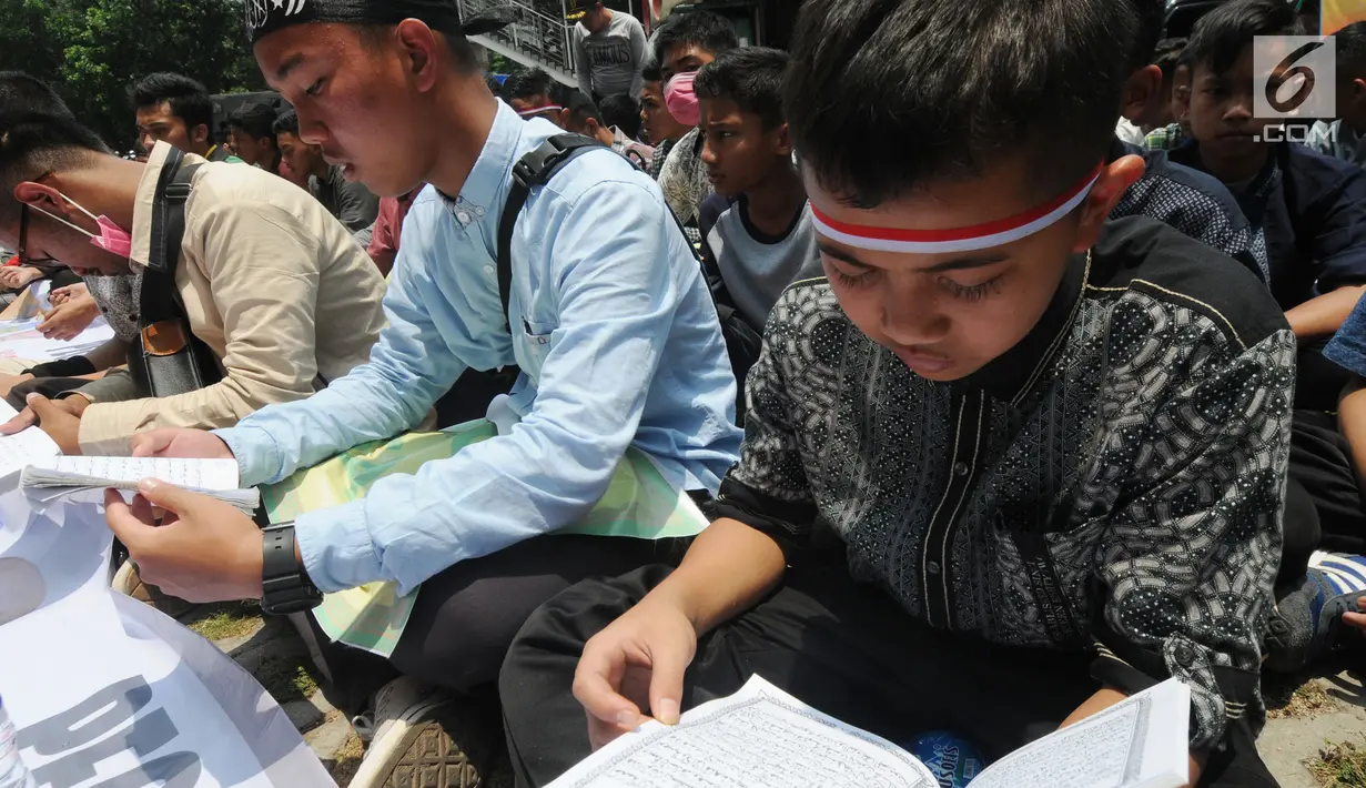 Puluhan Aliansi  Mahasiswa, Pemuda dan Masyarakat  yang mengatasnamakan pecinta Tuan Guru Bajang (TGB) atau Gubernur NTB TGH Zainul Majdi melakukan aksi damai membaca yasin di depan gedung KPK, Jakarta, Selasa (25/09).(merdeka.com/dwi narwoko)