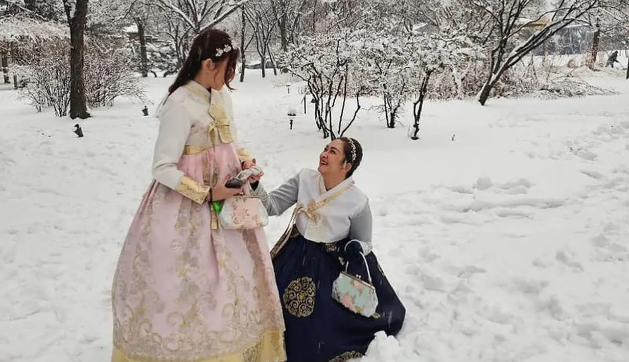 Nafa dan putrinya juga tampil dengan hanbok, busana tradisional Korea Selatan lengkap dengan risan kepala hingga membawa tasnya.  [@nafaurbach]