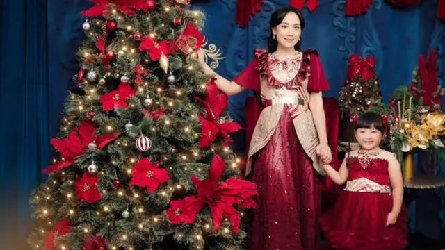 Gaya Kompak Keluarga Ahok Rayakan Natal dengan Pakaian Serba Merah. [@fdphotography90]