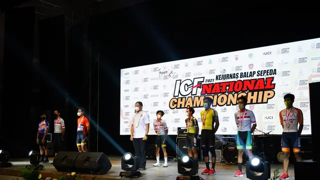 Deretan atlet juara kejurnas balap sepeda ICF-Championship ISSI 2021 di Garut dalam acara penutupan kejurnas di Gedung Art Center Garut, Jawa Barat.