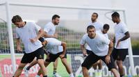 Para pemain Juventus, seperti gelandang Stefano Sturaro (kanan) melahap sesi latihan jelang laga kontra Barcelona, Selasa (18/4/2017). Juventus akan bertandang ke markas Barcelona, Estadio Camp Nou, dini hari nanti WIB.  (AFP/Marco Bertorello)