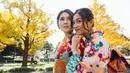 Pengikut Sandra Dewi di Instagram memuji kecantikan Sandra dan Adiknya saat mereka berpose dengan menggunakan Kimono, Jepang. (instagram/@sandradewi88)