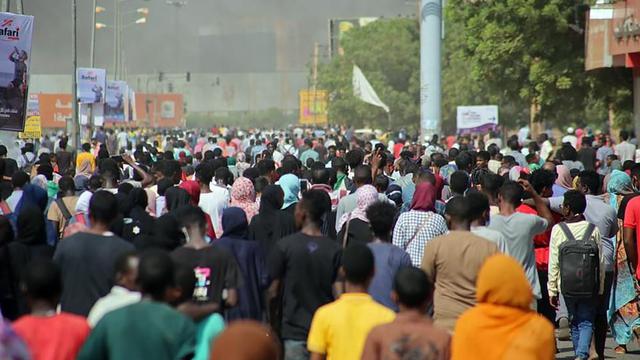 <span>Ribuan pengunjuk rasa pro-demokrasi turun ke jalan untuk mengutuk pengambilalihan oleh pejabat militer di Khartoum, Sudan, Senin 25 Oktober 2021 (AP Photo)</span>