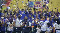 Presiden Keenam RI, Susilo Bambang Yudhoyono (tengah) sebagai pemilik klub dan sejumlah pemain Bogor LavAni merayakan kemenangan usai menjuarai PLN Mobile Proliga 2022 yang berlangsung di Padepokan Voli Jenderal Polisi Kunarto, Sentul, Minggu (27/03/2022). (Bola.com/Bagaskara Lazuardi)
