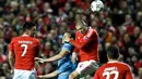 Benfica, Victor Lindelof (2kanan) menyundul bola bersama pemain Zenit, Artem Dzyuba (2kiri) pada leg pertama 16 besar Liga Champions di Estadio do Sport Lisboa, Rabu (17/2/2016) dini hari WIB. (AFP / Patricia De Melo Moreira)