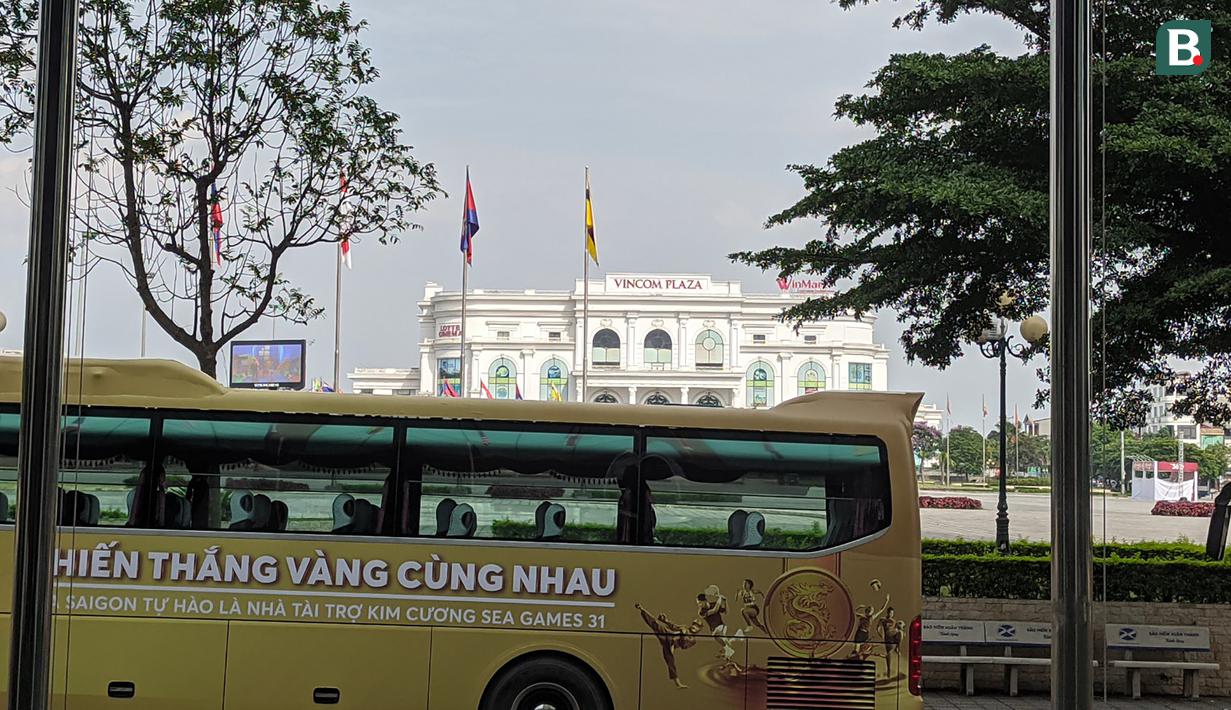 <p>Lokasi Hotel Muong Thanh Luxury Phu Tho juga cukup strategis. Ada mall yang bernama Vincom Plaza yang dapat dikunjungi para pemain untuk sekadar refreshing atau membeli kebutuhan sehari-hari. (Bola.com/Muhammad Adiyaksa)</p>