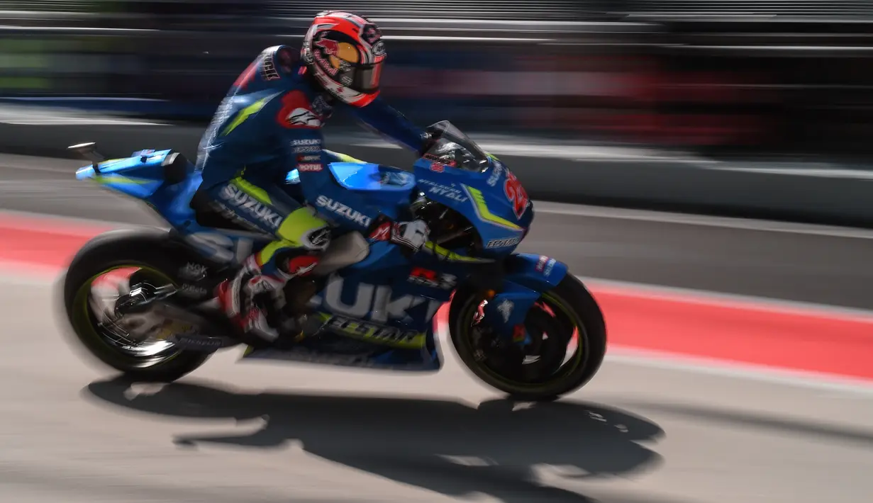 Pebalap Suzuki Ecstar, Maverick Vinales, berada di peringkat kedua saat latihan bebas pertama MotoGP Malaysia, Jumat (28/10/2016). (AFP/Mohd Rasfan)