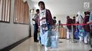 Jemaah haji Kloter 2 asal Banten membawa air zam-zam yang dibagikan di Asrama Haji Pondok Gede, Jakarta, Rabu (29/8). Panitia Penyelenggara Ibadah Haji (PPIH) membagikan air zam-zam  lima liter per jemaah secara cuma-cuma. (Merdeka.com/ Iqbal S. Nugroho)