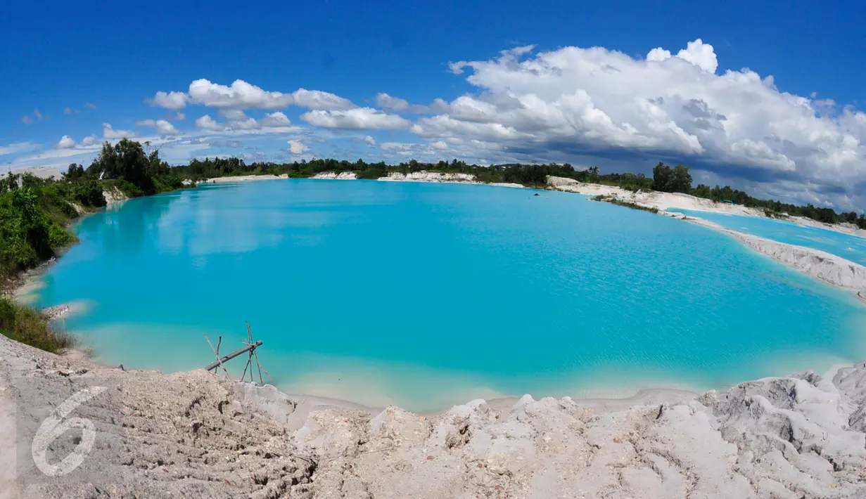 Danau Kaolin terletak di Desa Perawas, Kecamatan Tanjung Pandan, Belitung, Selasa (8/3/2016). Danau Kaolin adalah sebuah danau yang memiliki warna daratan yang putih bersih dan air yang berwarna biru menyala. (Foto: Gholib)