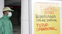 Warga melintasi gerai Ramayana yang tutup di City Plaza Depok, Rabu (8/4/2020). Ramayana Departement Store menutup operasionalnya di City Plaza Depok, dimana 87 karyawan terkena PHK lantaran wabah virus corona telah menyebabkan omzet penjualan menurun. (merdeka.com/Iqbal Nugroho)