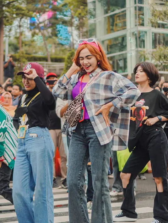 Selain kostum yang super totalitas, Rina Nose juga mengaplikasikan makeup yang tak kalah cetar. Alisnya pun terlihat begitu tebal, tak seperti makeup kesehariannya. Makin cetar dengan rambut Rina Nose yang berwarna merah kecokelatan. (Instagram/chikajessica88)
