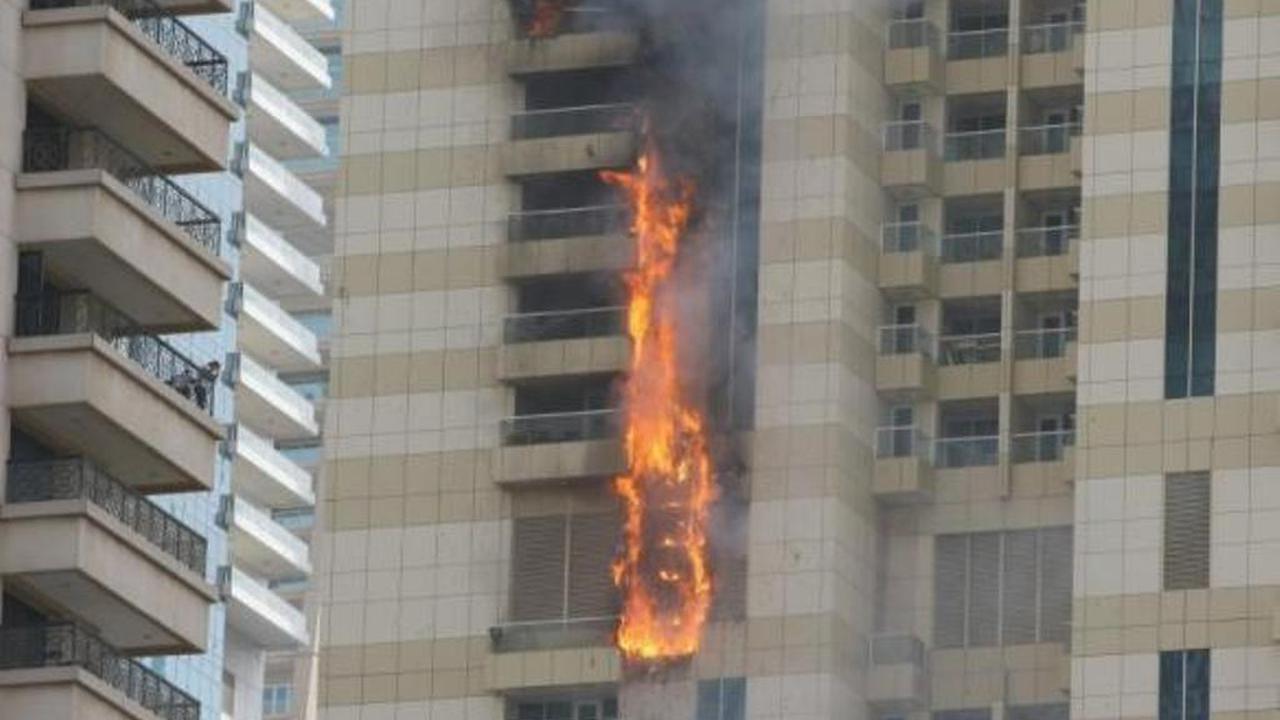 Kobaran api terlihat dari jendela dan mengarah ke puncak Menara Sulafa di distrik kelas atas Marina. (Reuters)