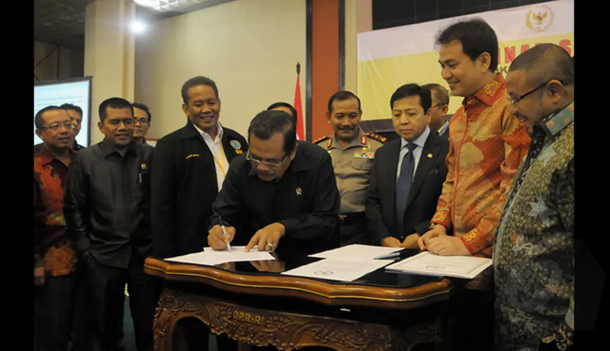 Jaksa Agung HM Prasetyo menandatangani MoU dalam pembukaan Seminar Sehari bertajuk Outlook penegakan hukum 2014 dan Upaya perbaikan kinerja di tahun 2015, di Ruang Nusantara lV DPR RI, Jakarta, (22/01). (Liputan6.com/Andrian M Tunay)