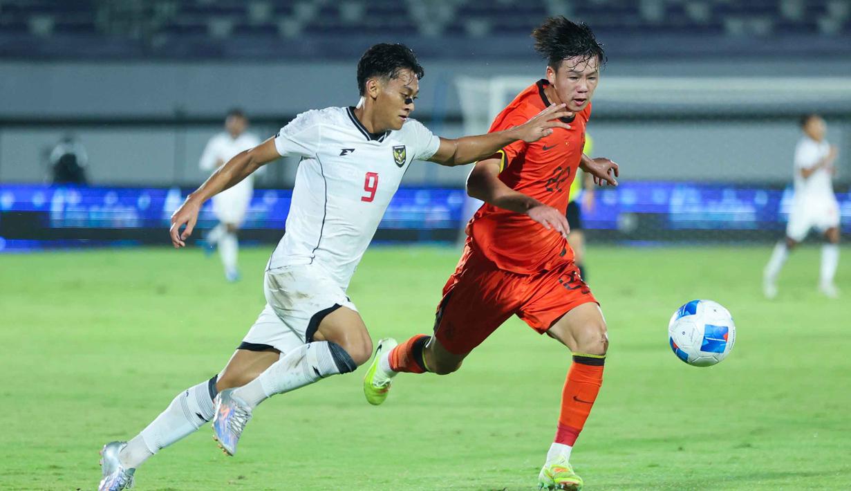 Di babak kedua, Timnas China U-17 tetap tampil menekan dan menambah keunggulan menjadi 7-0 atas Indonesia. Tampak dalam foto, pemain depan Timnas Indonesia U-17, Mochammad Mierza Firjatullah (kiri) berebut bola dengan Li Junpeng (China) saat laga uji coba di Indomilk Arena, Tangerang, Banten, Minggu (8/2/2026). (Bola.com/M Iqbal Ichsan)