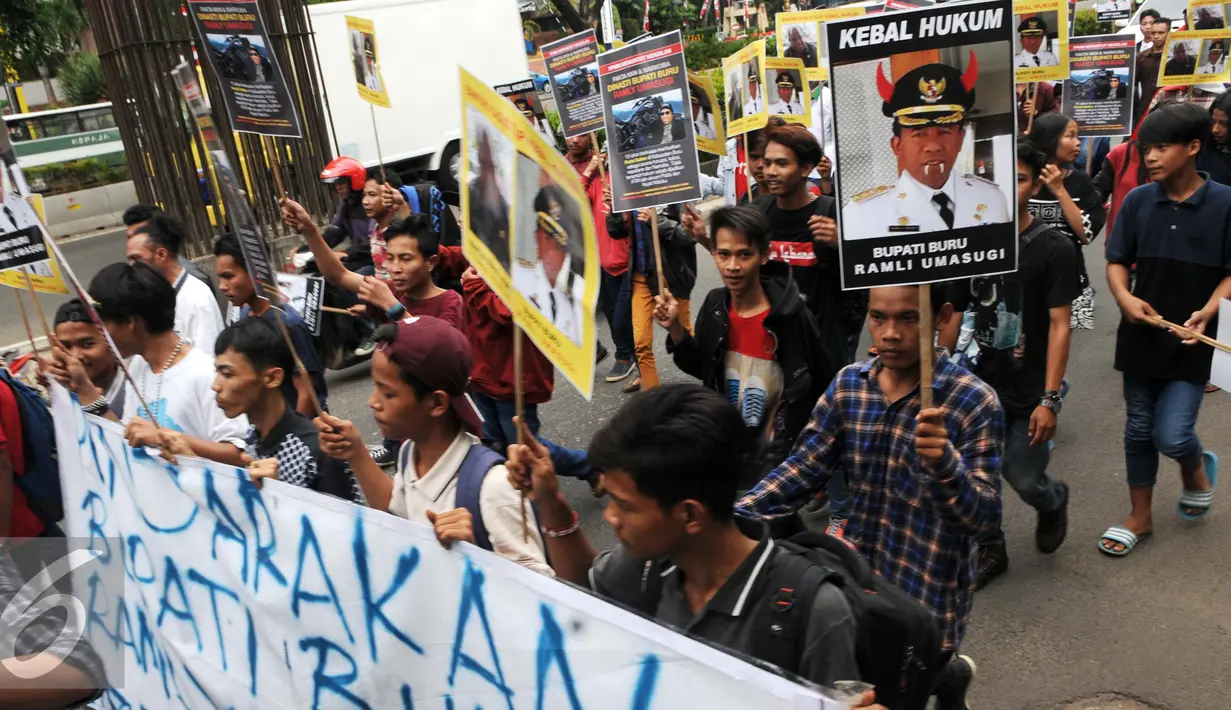 Front Pemuda Muslim Maluku (FPMM) mendesak KPK untuk mengusut dugaan korupsi di Buru, Ambon, Jakarta, Jumat (26/8). Menurut FPMM ada dugaan rasuah dalam beberapa proyek yang dijalankan Pemkab Buru (Liputan6.com/Helmi Afandi)