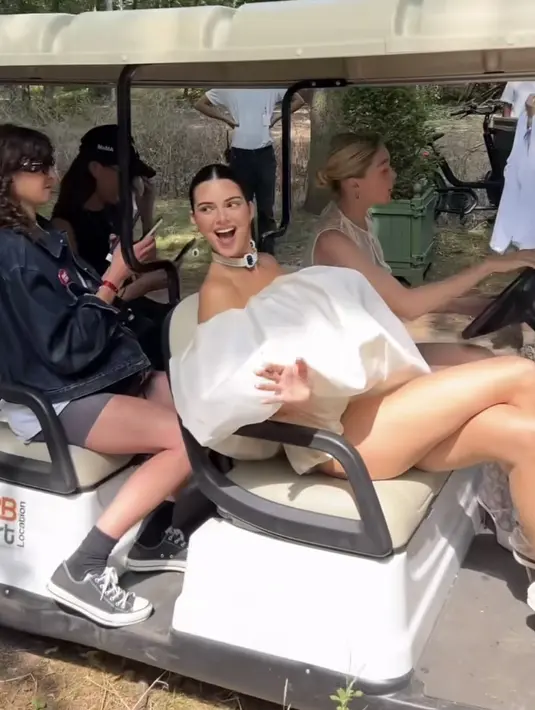 Kendall pun terlihat begitu senang menaiki mobil tersebut dengan Gigi sebagai supir. Keduanya pun terlihat sudah mengenakan pakaian untuk fashion show tersebut. @voguefrance