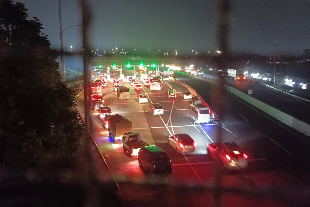 Puluhan ribu kendaraan melintasi gerbang Tol Cileunyi, Kabupaten Bandung.