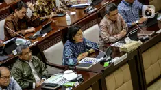 Menteri Keuangan Sri Mulyani berbicara dalam rapat kerja bersama Komisi XI DPR di Kompleks Parlemen, Senayan, Jakarta, Selasa (11/4/2023). Rapat tersebut membahas mengenai Dana Bagi Hasil (DBH). (Liputan6.com/Faizal Fanani)