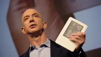 CEO Amazon Jeff Bezos mengadakan konferensi pers untuk mengungkap Kindle 2, versi terbaru dari pembaca elektronik populer Amazon, di New York, Amerika Serikat, 9 Februari 2009. Orang terkaya di dunia Jeff Bezos memutuskan mundur dari jabatannya sebagai CEO Amazon. (EMMANUEL DUNAND/AFP)