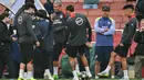 Ia berambisi meraih trofi yang belum pernah dimenangkan bersama Atletico Madrid. Tampak dalam foto, pelatih Atletico Madrid asal Argentina, Diego Simeone (kedua dari kanan), memantau timnya saat sesi latihan resmi jelang leg kedua semifinal Liga Champions 2025/2026 melawan Arsenal di lapangan Emirates Stadium, London, Inggris, pada Senin 4 Mei 2026. (Glyn KIRK/AFP)