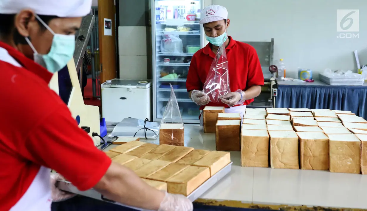 Penghuni lapas mengemas roti buatannya di lapas Kelas IIA Narkotika Jakarta, Cipinang, Jakarta, Sabtu (9/9). Kegiatan tersebut sekaligus memberikan pelatihan dan bekal keterampilan bagi para penghuni rutan. (Liputan6.com/Angga Yuniar)