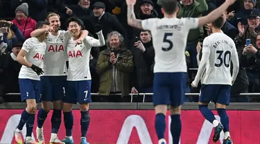 Striker Tottenham Hotspur Harry Kane (kedua kiri) berselebrasi setelah mencetak gol ke gawang Everton pada pekan ke-28 Liga Inggris 2021-2022 di Tottenham Hotspur Stadium, Selasa (8/3/2022) dini hari WIB. Tottenham Hotspur tanpa ampun menghajar Everton lima gol tanpa balas. (Ben STANSALL/AFP)