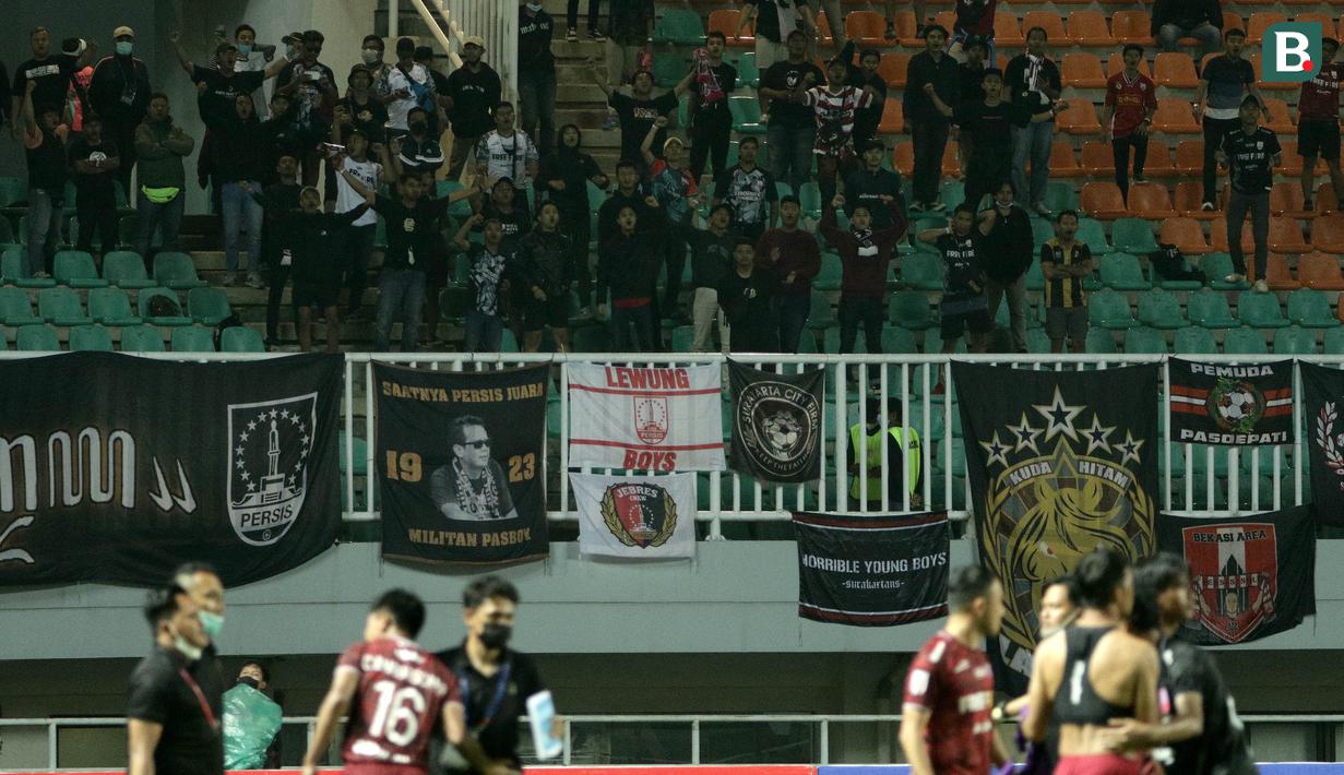 Para penonton meneriakkan yel-yel usai Persis Solo mengalahkan Persiba Balikpapan 2-0 dalam laga matchday ke-3 Grup X Babak 8 Besar Liga 2 2021 di Stadion Pakansari, Cibinong, Rabu (22/12/2021). (Bola.com/Ikhwan Yanuar)