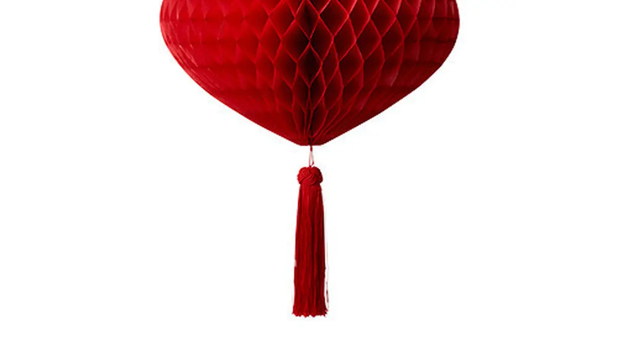 Lampion untuk mengundang kesuksesan dan keberhasilan di tahun yang baru. Selama Tahun Baru Imlek kamu akan sering melihat lampion karena mereka dipercaya dapat mengusir nasib yang kurang baik. Berdasarkan ilmu Feng Shui, kamu dianjurkan untuk menggantung lampion di kedua sisi pintu secara sejajar untuk menyeimbangkan yin dan yang dalam hidupmu. Merah merupakan lambang keberuntungan dan kebahagiaan, apabila kamu menggantungkan lampion merah di pintu masuk, artinya keberhasilan dan peluang akan mendatangimu. Ketika siang berganti malam, lampion dari koleksi FÖSSTA akan menghidupkan suasana yang spektakuler untuk perayaan Imlek-mu. Dengan menggantungkan lampion, diharapkan kesuksesan dan keberhasilan akan datang bagimu di tahun baru ini!  / Foto dok IKEA.