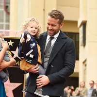 Ryan Reynolds dan Blake Lively berbahagia tampil bersama kedua anak mereka. (AFP/Bintang.com)