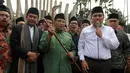 Ketua PBNU Said Aqil Siradj menerima tongkat Kramat NU pada Apel Hari Santri Nasional 2017, di Tugu Proklamasi, Jakarta, Minggu (22/10). (Liputan6.com/Fery Pradolo)