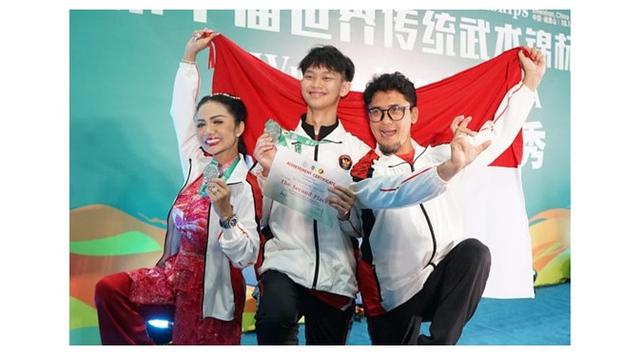 Kerja keras 4 tahun terbayarkan, 6 potret Krisdayanti pulang dari Tiongkok bawa perak kejuaraan wushu