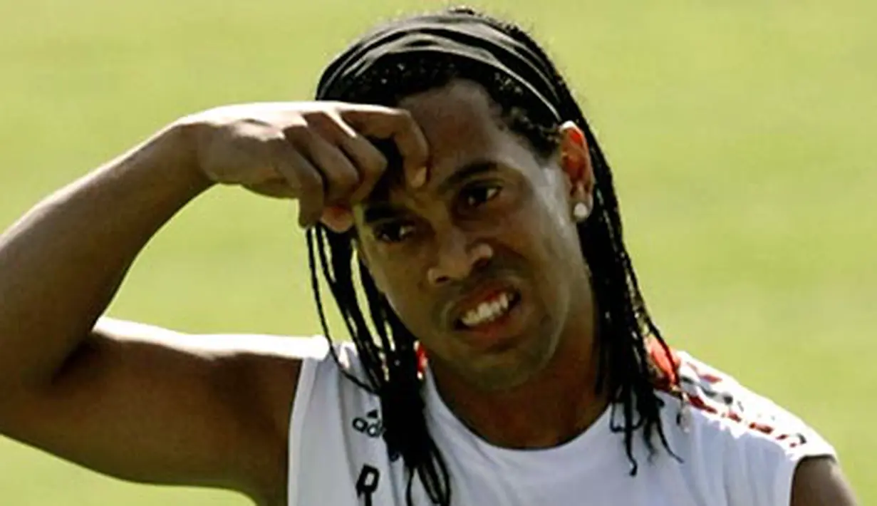 Brazilian player Ronaldinho attends a training session at Al-Nasr's club ground in Dubai on January 2, 2009. Italian football giants AC Milan arrived on December 29 to start their winter training camp. AFP PHOTO/MARWAN NAAMANI