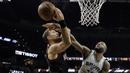 Pemain Houston Rockets, Ryan Anderson (kiri) mencoba melakukan tembakan saat diadang pemain Spurs, Jonathon Simmons pada gim kelima NBA basketball playoff series di San Antonio, (9/5/2017). Spurs menang 110-107. (AP/Eric Gay)