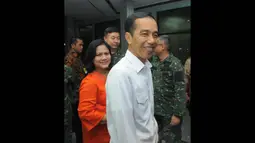 Presiden Jokowi didampingi Ibu Negara, Iriana menjenguk BJ Habibie yang dirawat di RSPAD Gatot Soebroto, Jakarta, (28/10/2014). (Liputan6.com/Herman Zakharia)