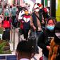 Calon penumpang kereta antre di Stasiun Gambir, Jakarta, Rabu (27/4/2022). H-5 Lebaran, 31 ribu lebih calon penumpang berangkat dari Stasiun Pasar Senen dan Gambir dengan total 51 kereta yang dioperasikan. (Liputan6.com/Angga Yuniar)