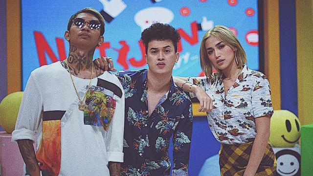 6 Potret Terbaru Rijja Abbas Pelantun ‘Butiran Debu’ yang Bikin Pangling